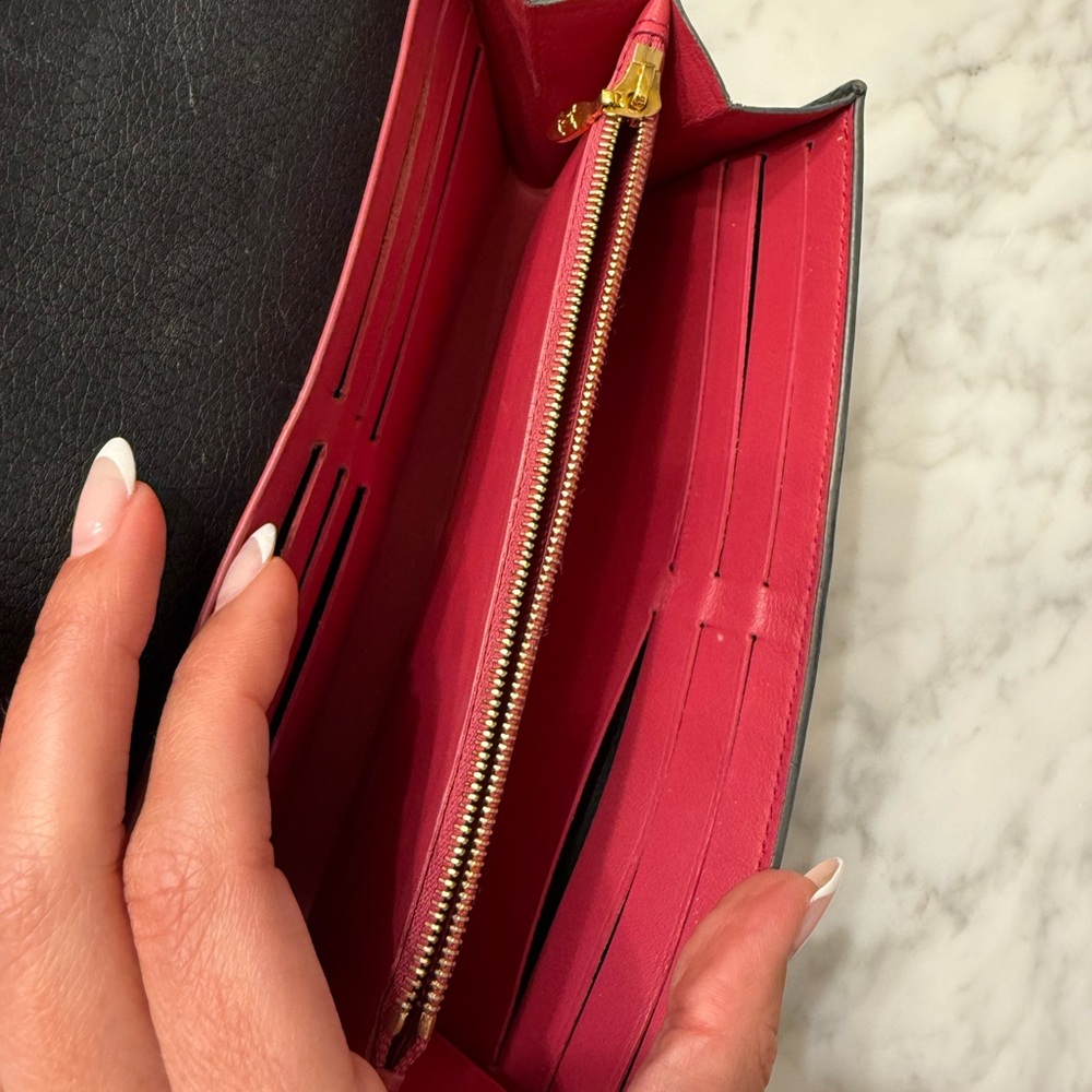 Louis Vuitton Black Capucines Wallet Sleek Design - Picture 7 of 7